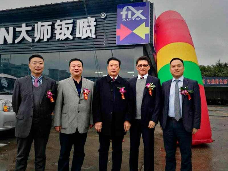 (Left to right): Liu Xiaobing, CEO Twinway, Liu Xiaofeng, owner operator, Wang Fengling, Vice Secretary General, CAMRA, Desmond Chan, Global Strategic Development - Asia, Fix Auto World, Frank Liu, President, Fix Auto China, at the grand opening of Fix Auto Guilin.
