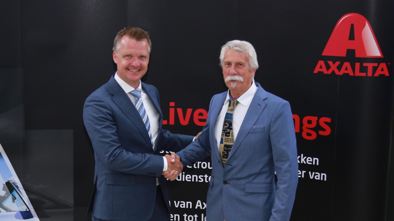 Han Verschoor (left), Axalta Sales Manager Netherlands, and Gerard Geeraets, owner Geeraets Autolak
